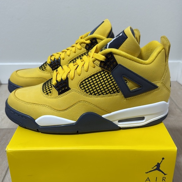 Air Jordan 4 Retro Tour Yellow Lightning 2021 Size 9